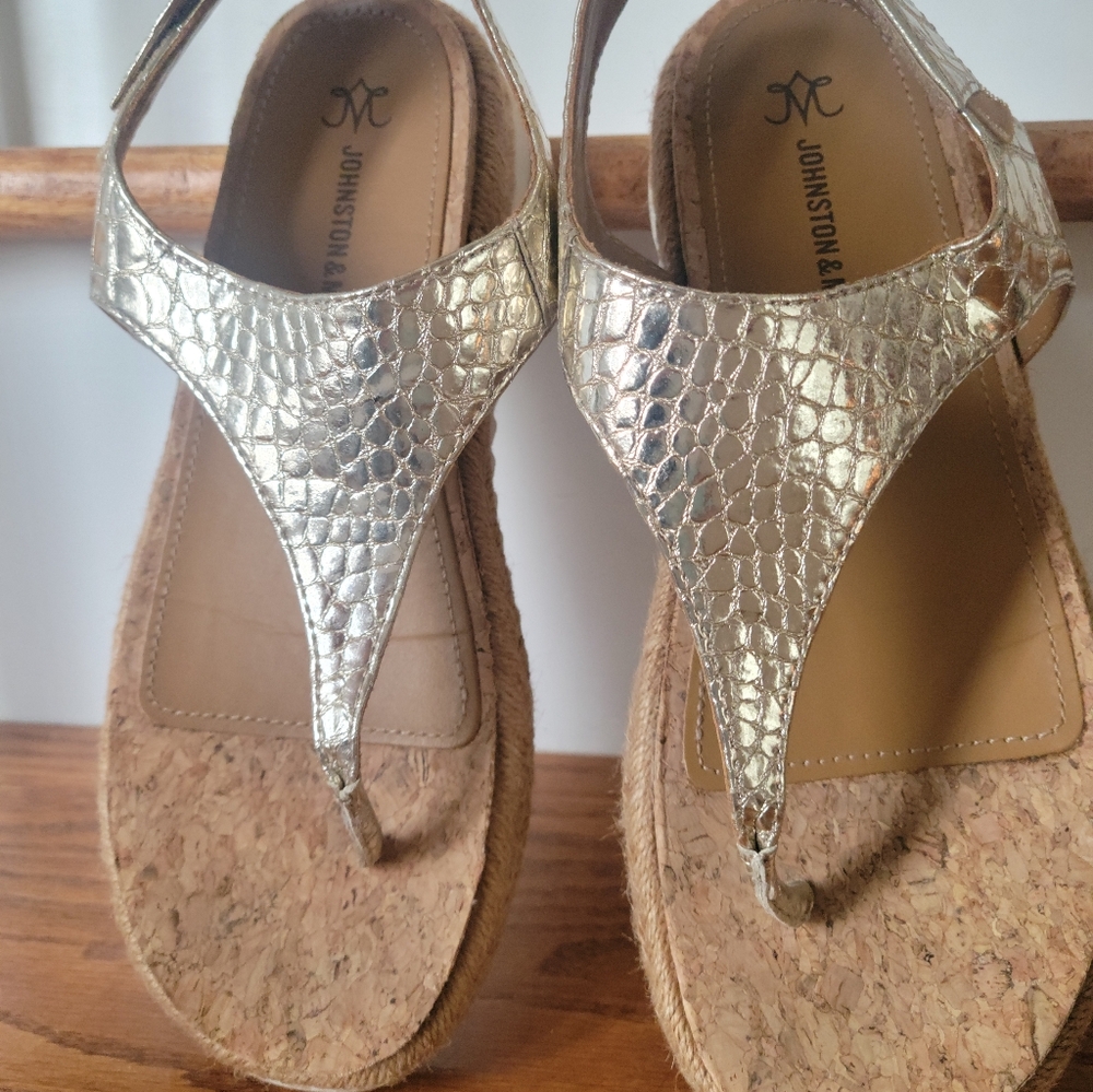 JOHNSTON & MURPHY MICHELLE THONG SANDAL WOMENS 8.5 M GOLD CROC EMBOSSED LEATHER
